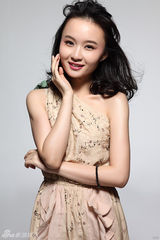 组图：葛晓凤大秀香肩 唯美演绎清新小女人