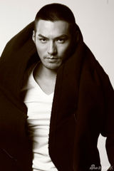 组图：严宽黑白写真型男诱惑 眼神犀利