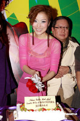 幻灯：郑秀文许志安相拥献唱 梁洛施李嘉欣捧场