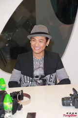 组图：杜德伟看吴君如裸胸哗然 不怕跟宝宝代沟