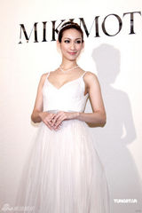 幻灯图：大S白色礼服高贵优雅 恨嫁苦等真命天子