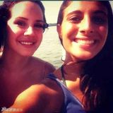 组图：打雷姐海滩散心 与歌迷亲密合影秀肉臂