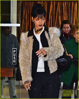 组图：蕾哈娜顶丸子头装嫩 土豪金项圈贵气十足