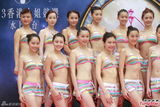 组图：港姐佳丽首度泳衣亮相 水上展傲人身姿