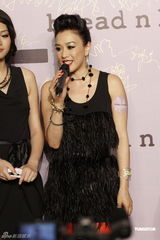 组图：钟丽缇红色裤袜惹火捞金 不受离婚影响展笑脸 