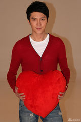 组图：冯绍峰穿红衣庆元旦 喜迎新年送祝福