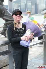 组图：李小龙逝世四十年 胞姐李秋源携粉丝献花