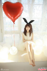 组图：吴丹妮创作曲获肯定 中秋扮玉兔甜美