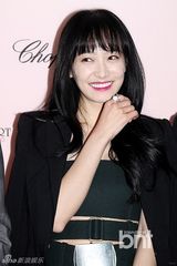 组图：少时Tiffany红唇白裙迷人 宋茜性感干练