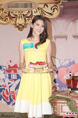 组图：吴千语裙装甜美亮相 曝与林峰为妈挑礼物