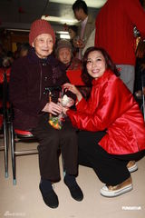 组图：邝美云带两爱犬访老人院 派披肩叉烧送温暖