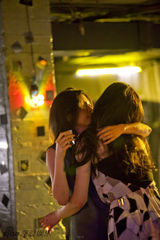 组图：全智贤破尺度玩女女吻 曝肉贴李冰冰旧照