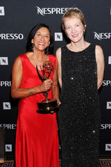 组图：Lady Gaga身着怪异镂空裙助阵国际艾美奖