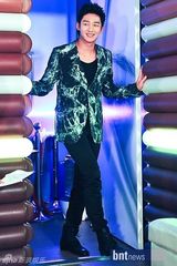 组图：韩星李泰成办粉丝见面会 弟弟成侑彬出席