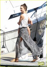 组图：奥兰多携妻儿海边度假  米兰达薄裙飘逸