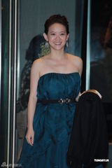 组图：李玟着鱼尾礼服亮相 大方与丈夫亲吻拍照