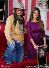 组图：克鲁兹入驻星光大道成西班牙第一人 笑拥德普