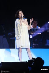 组图：黄小琥萧煌奇香港开唱 叶德娴等众星捧场