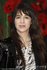 组图：夏洛特-甘斯布性感亮相 皮衣短裙尽显时尚