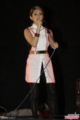 组图：萧亚轩音乐节暴雨开唱 红唇白裙迟登台