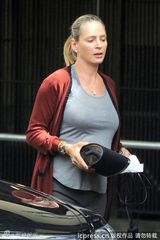 组图：乌玛-瑟曼素颜出街 准妈妈身材走样好牺牲