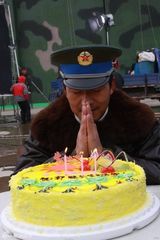 高清图集：郭晓冬首次剧组过生日 影迷热情送大礼