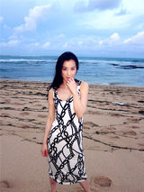 高清图：黄圣依国外拍片享美景 长裙摇曳身姿曼妙