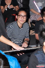 组图：古惑仔五子开唱显本色 伊健小春示爱太太