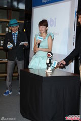 组图：郭书瑶蓝色低胸洋装爆乳出席代言活动