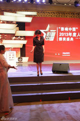 组图：许晴风衣大气抢镜 凭《如梦之梦》获奖