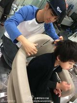 组图：林志颖帮Kimi剪新发型变身萌版李敏镐