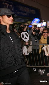 组图：韩国2PM成员闪电现身香港 众多粉丝机场守候