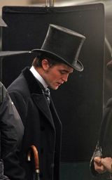 幻灯图：罗伯特-帕丁森礼帽装现身 自称毫不性感