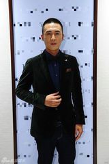 组图：杜淳现身杭州人气高 粉丝围堵遭保镖护航