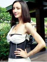 组图：张歆艺杂志大片美背丝滑长腿诱人