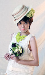 组图：唐艺昕封面大片 清新鲜花LOOK恬静怡人