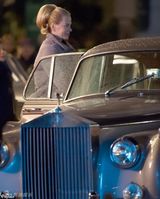 组图：《摩纳哥的格蕾丝》片场 基德曼白纱优雅