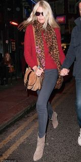 组图：超模克劳迪娅红装出街 紧贴老公秀恩爱