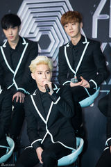 独家高清：EXO出道两年首开唱 11成员一夜长大