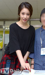 组图：T-ara等参与选举投票 美女如云风景独好