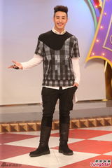 组图：潘玮柏变身专业球评 怕再引来网友论战