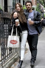 组图：詹姆斯-弗兰科亲密搂德普未婚妻喜笑颜开