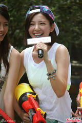 组图：郭雪芙刘以豪庆新剧收视大玩水枪