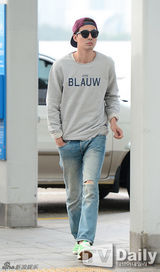 组图：赵寅成变休闲潮男 帽子反戴胡茬有点帅