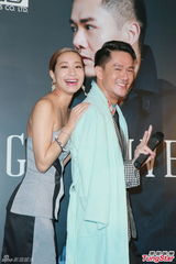 组图：吴雨霏当众脱浴袍露香肩 贺蓝奕邦加盟