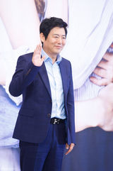 组图：孔孝真带伤上阵携赵寅成宣传新剧