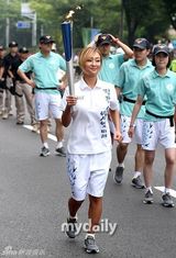 组图：韩星李诗英孝琳为亚运会传递火炬