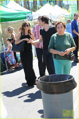 组图：伊恩不由自主吻女友香发 妮基变娇羞软妹