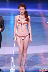组图：港姐泳装环节吸睛 挺美乳扭蛮腰热辣辣