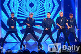 组图：Super Junior凭新歌再夺冠 利特举奖杯喜笑颜开